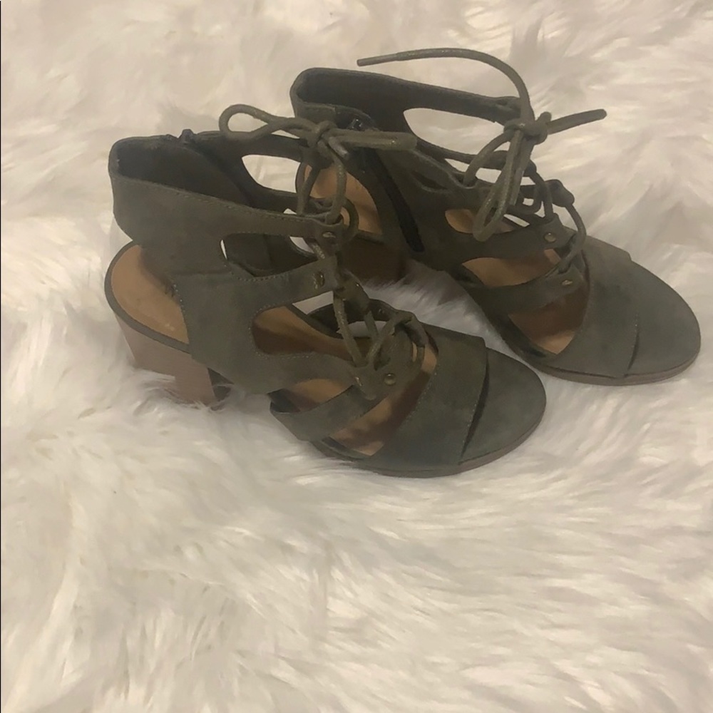 EUC Olive Colored Heels D1